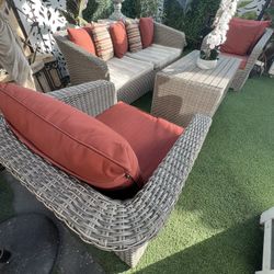 🌴🌴 Beautiful 4-piece wicker patio set in good condition. Both sofa seat cushions need replacing.