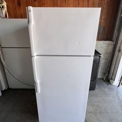 Ge White Refrigerator Pre Owned 28” Wide Working 