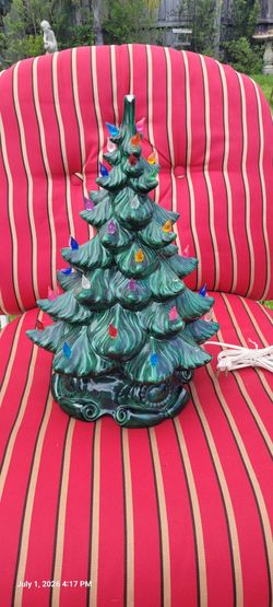 VINTAGE MUSICAL CHRISTMAS TREE