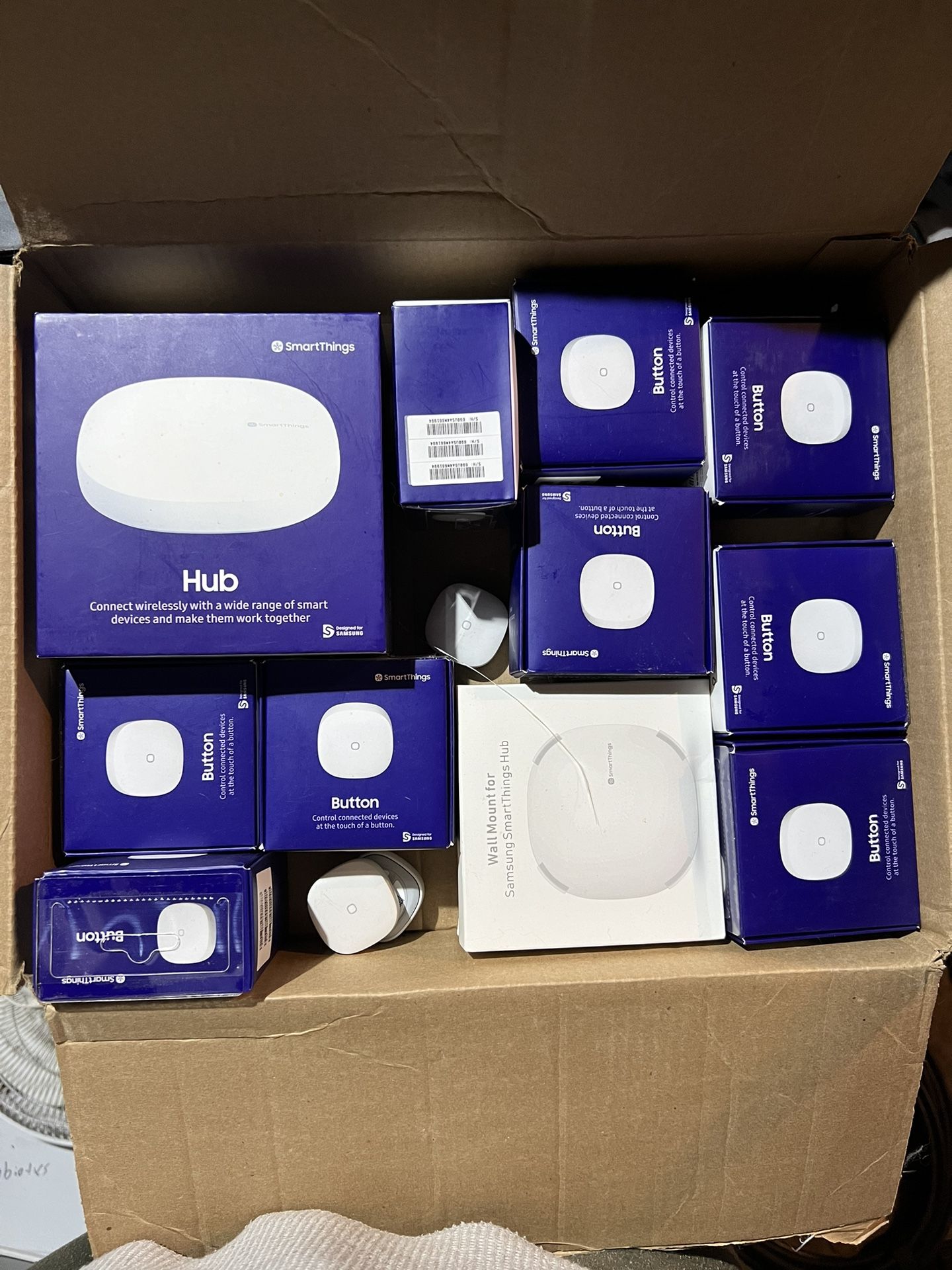Samsung SmartThings Hub And 12 Remote Buttons