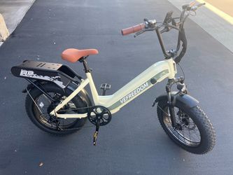 Like new Vefreedom e-bike! Only 70 miles! **battery not included