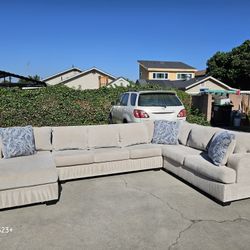 Beautiful Huge Sectional Sofa 💥 Free Delivery 💥 