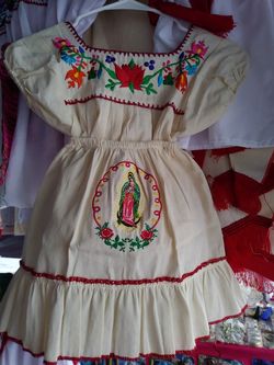 Blusita y falda bordados. Con la imagen de guadalupe