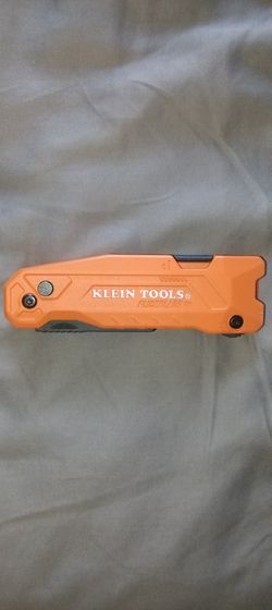 KLEIN TOOLS 2 IN 1 FLICK BLADE UTILITY KNIFE & SCRAPER