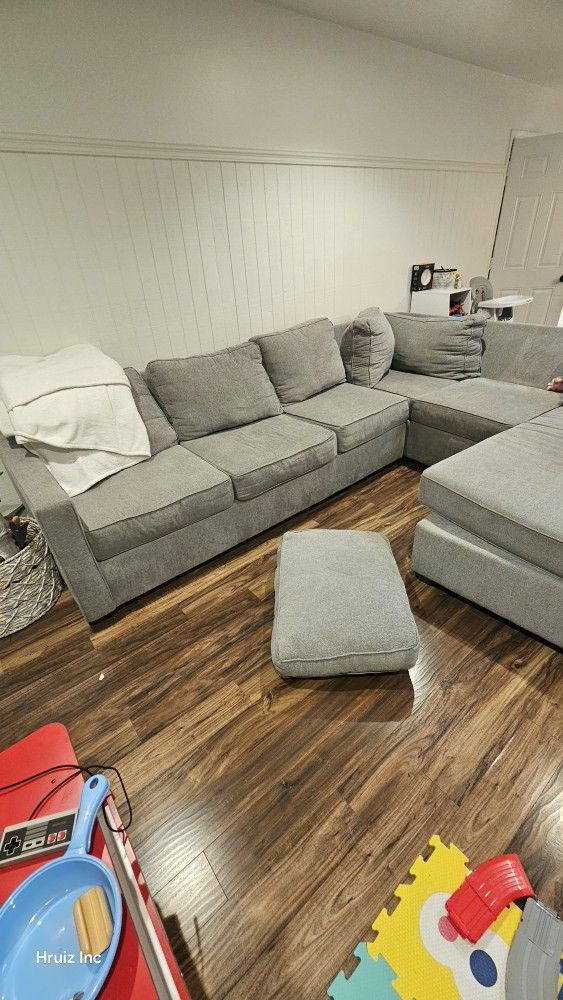 Grey Soffa Sectional 