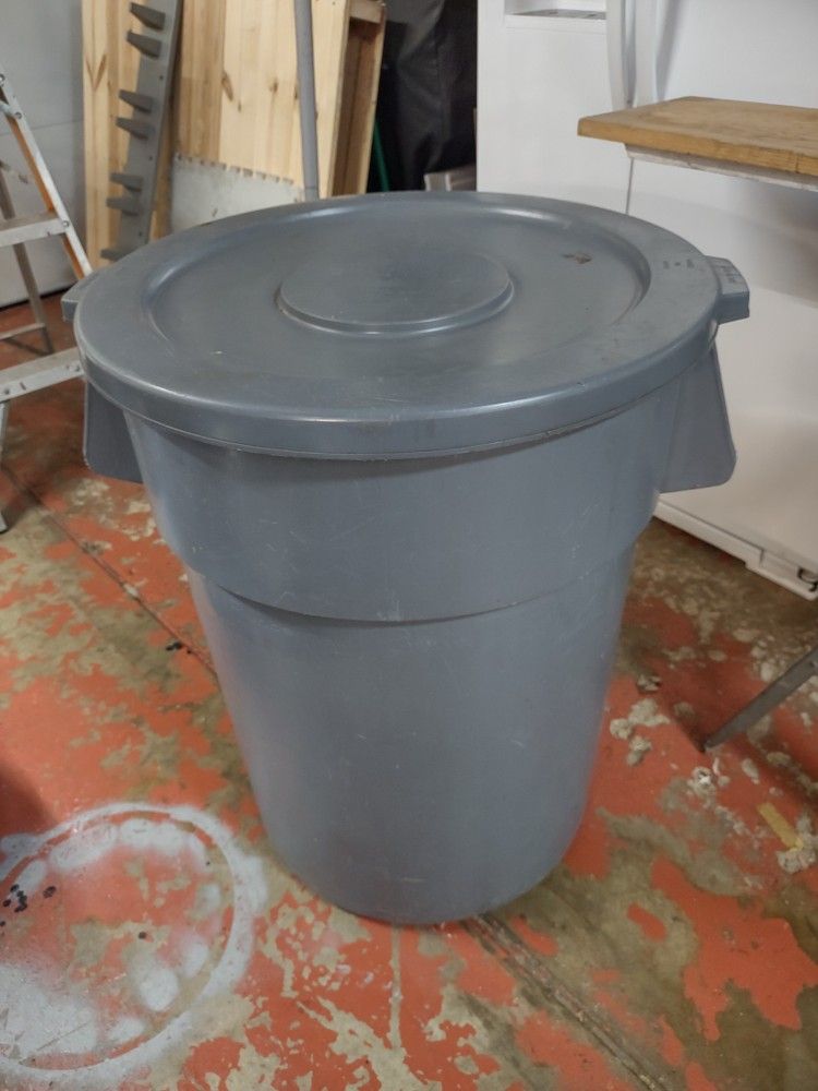 44 GAL. GARBAGE CAN RUBBERMAID BRUTE