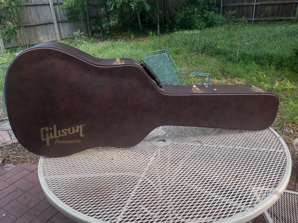Gibson hardshell Acoustic Guitar Case

- Dreadnought Size