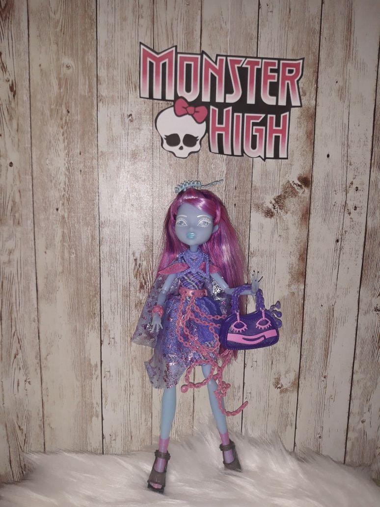 Reserved for Magz: Kiyomi Haunted & Twyla Haunted Monster High Doll