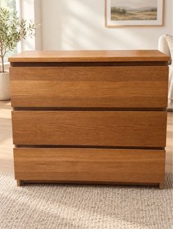Dresser. Size: 31.5 in L x 19 in W x 31 in High