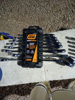 Gear wrench racheting wrench