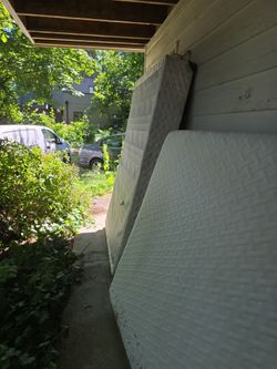 Full size spring box and 10" foam mattress