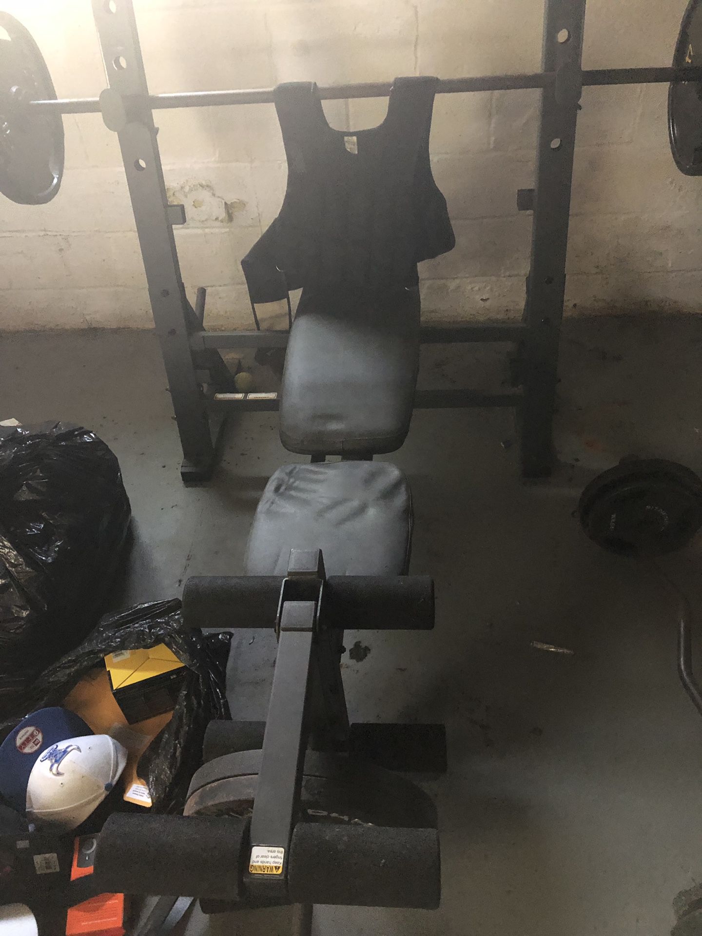 Weight bench comes with weights curl bar dumb bells