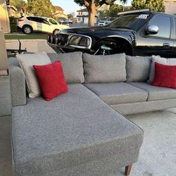like new gorgeous sectional couch !!