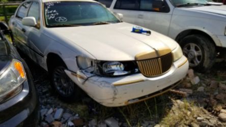 1999 LINCOLN TOWN CAR FOR PARTS ONLY
