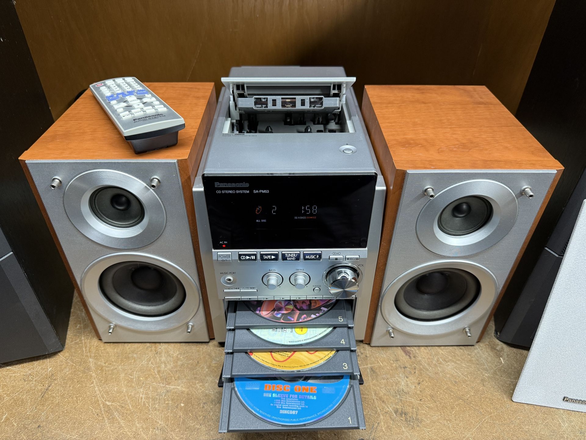 Like new condition Panasonic SA-PM53 cd/Cassette player stereo system.