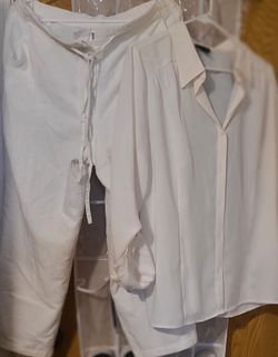 Sag harbor white linen capri and east 5th cream blouse