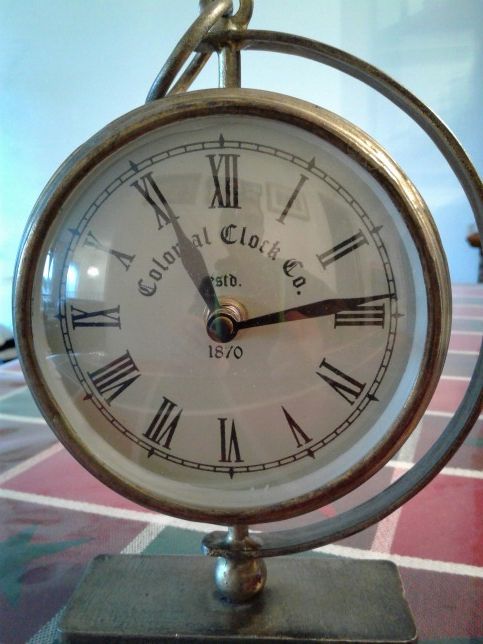 Table antique clock
