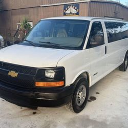 VAN CHEVROLET 2005 Express 35000 Passenger 