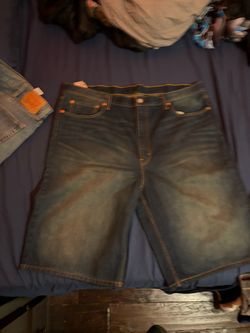 Blue washed Levi’s shorts