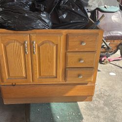 Counter Bathroom Gabinet Good Conditions      Mueble Para Baño, Buenas Condiciones 