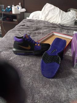 LEBRON WITNESS VIII BLK/UNVERSITY GOLD