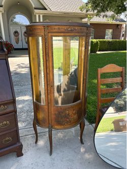 Display Curio cabinet -buyer to pick up and bring their own muscle.
