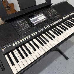 YAMAHA  Psr-s775  61-Key  Arranger Workstation Keyboard 