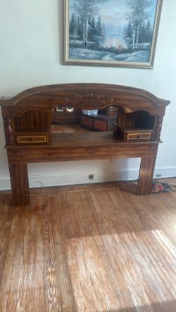Five Piece Wood Bedroom Set (Queen)