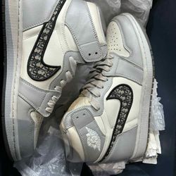White And Gray Snickers 10.5