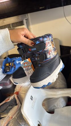 Snow boots toddler size 9