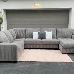 Huge Light Grey Sectional Couch Sofa From Ashley Furniture In Excellent Condition - FREE DELIVERY 🚛