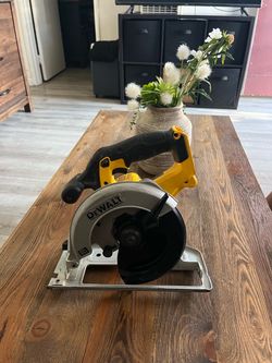 Dewalt 20v Skilsaw tool only no bateria 6 1/2 $80 firme precio