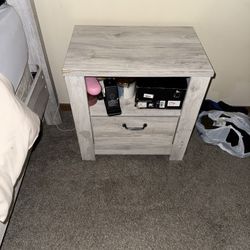 QUEEN BEDROOM SET (Mattress included)