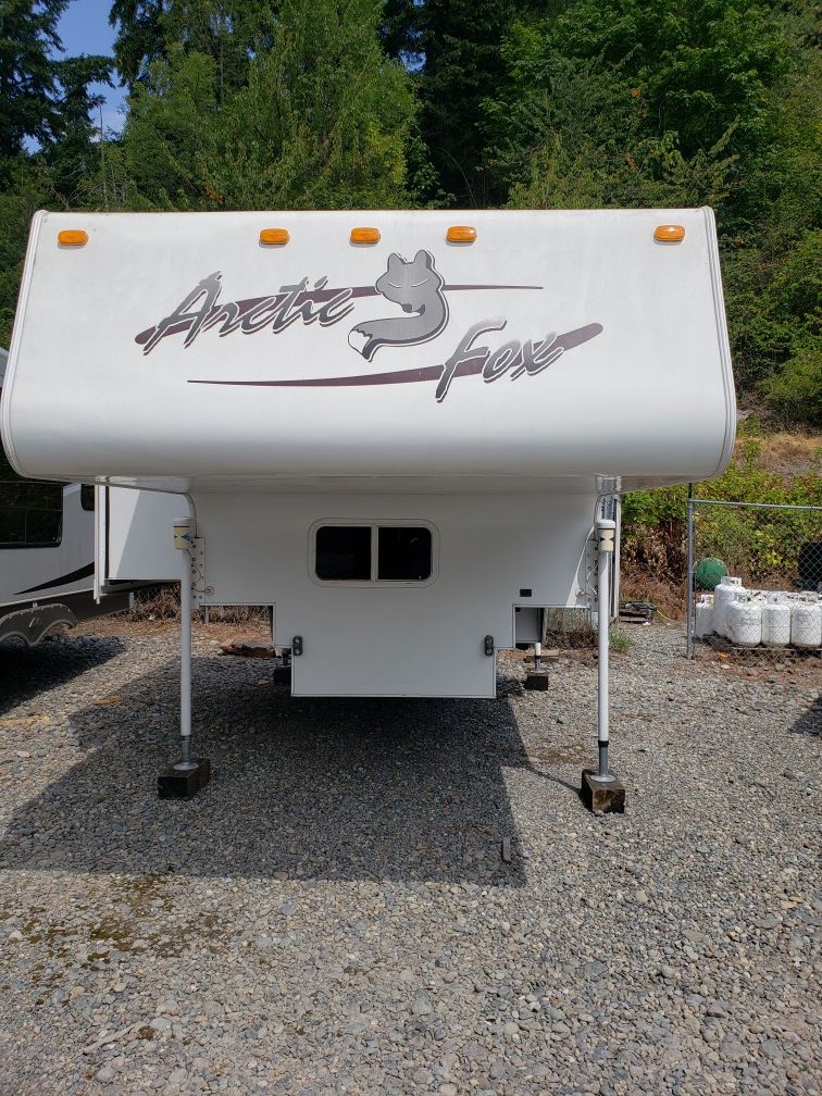 Arctic Fox 990 Camper. Generator.Electric jacks. Side out. Excellent condition.