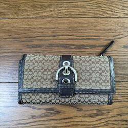 Vintage Coach wallet fold and snap. Zipper change holder on back