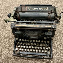Antique Underwood Typewriter – 1920s Era