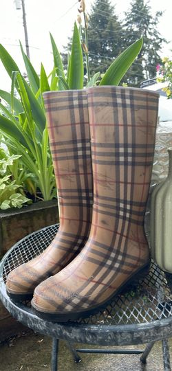 Burberry rainbow boot