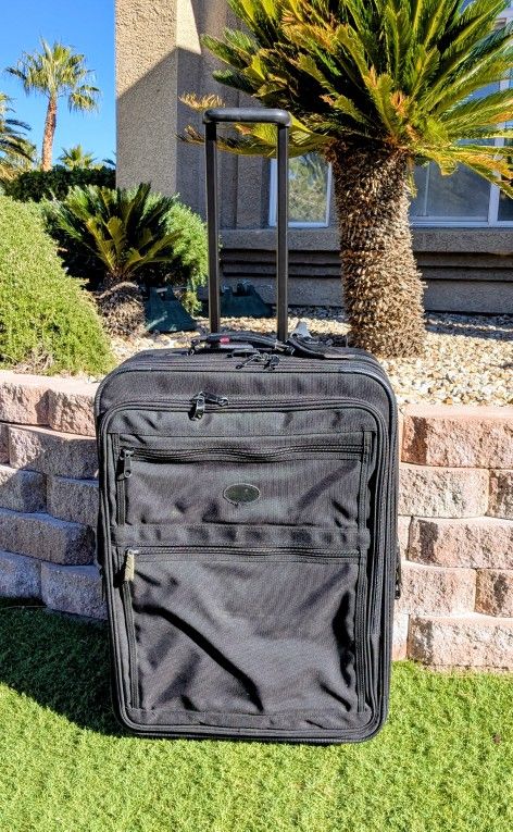 Kirkland Signature Black 26” Upright Expandable Wheeled Large Trip Suitcase GUC