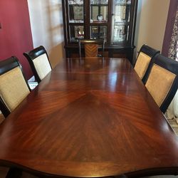 Dining Room Table/China cabinet 