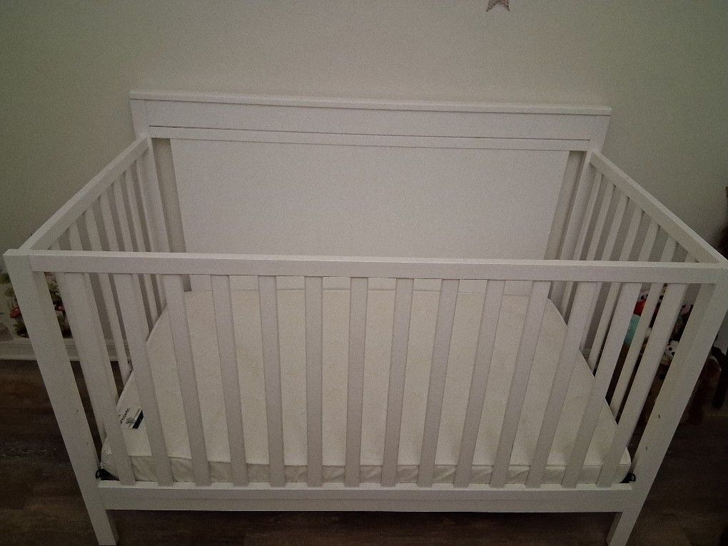 Crib + Mattress & Cover + Sheets 