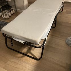 Foldable frame with mattress