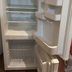 Insignia Refrigerator 