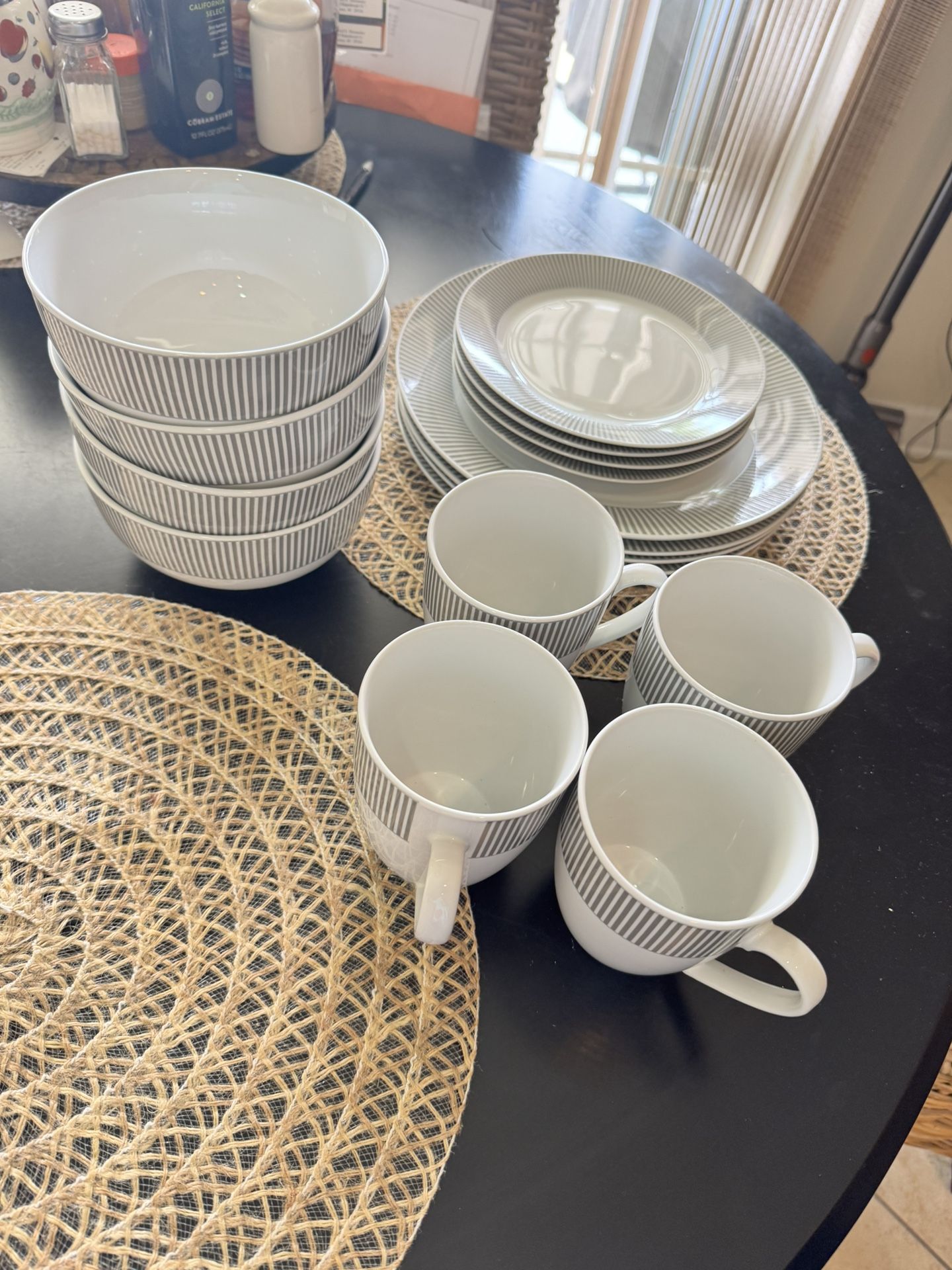 Service For 4 Dinnerware Set