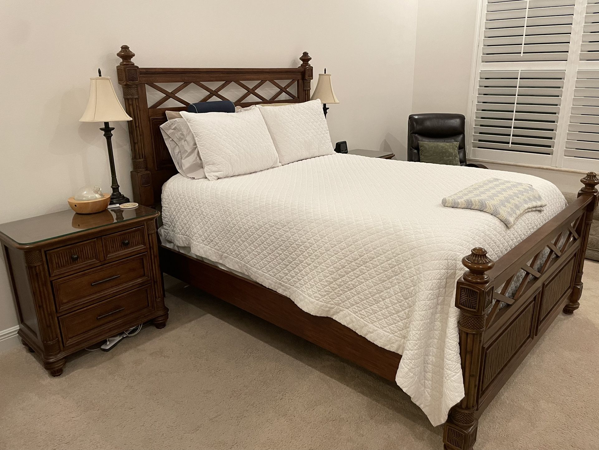 Haverty’s Queen Bedroom Set Solid Wood Like New  $1900