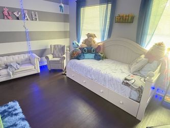 Girls Bedroom Set for Sale – Good Condition!