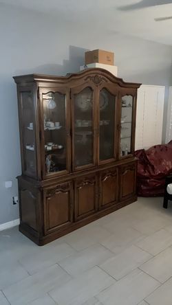 Vintage Thomasville French Provincial Lighted China Cabinet - Excellent Condition