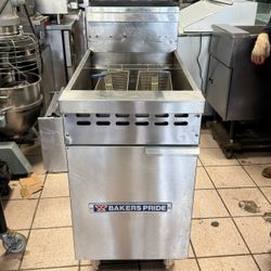 Bakers Pride 75 Lbs Gas Deep Fryer - Restaurant Equipment