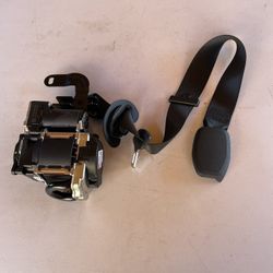 BMW 330i 2026 Seatbelt Front Left