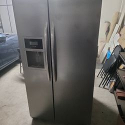 Refrigerator With Ice Machine