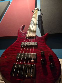 Carvin Icon 5 made in USA Bass guitar